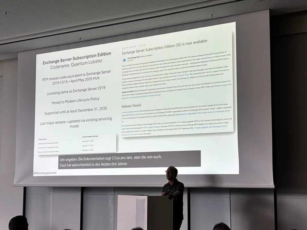 Foto einer Konferenzpräsentation, bei der auf einer großen Leinwand eine Folie zur „Exchange Server Subscription Edition“ mit dem Codenamen „Quantum Lobster“ gezeigt wird. Die Folie enthält stichpunktartige Informationen zu Release‑Details, Lifecycle‑Policy, Unterstützung bis mindestens 2035 sowie zur Ähnlichkeit der RTM‑Version mit Exchange Server 2019. Vor der Leinwand steht Scott Schnoll am Rednerpult, während das Publikum im dunkleren Vordergrund sitzt. Foto: Thomas Stensitzki