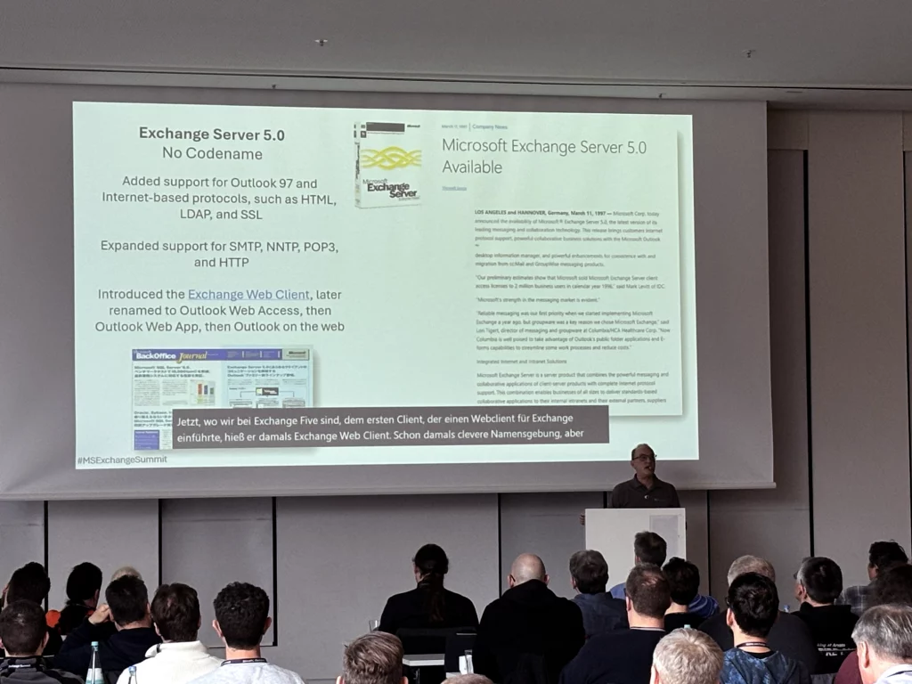 Projektionsfolie eines Vortrags beim „Exchange Summit 2026“ in Würzburg. Die Folie zeigt den Session‑Titel „Microsoft Exchange und Datenschutz – Sichere E‑Mail‑Kommunikation im Unternehmen“ von Raphael Köllner. Im Hintergrund ist eine Illustration eines Laptops mit abstrahierten E‑Mail‑Symbolen und digitalen Linien zu sehen; vor der Leinwand steht Raphael Köllner. Foto: Thomas Stensitzki