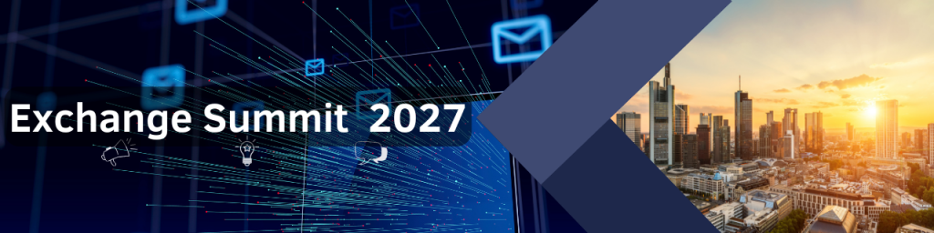 Breites Veranstaltungsbanner für den „Exchange Summit 2027“. Links zeigt die Grafik eine dunkelblaue digitale Illustration mit stilisierten E‑Mail‑Symbolen und Linien, die wie Datenströme wirken. Rechts ist ein Foto der Skyline von Frankfurt bei Sonnenuntergang zu sehen, mit hohen Gebäuden und warmem Licht. In der Mitte trennt ein diagonales, dunkelblaues Designelement beide Bildbereiche.